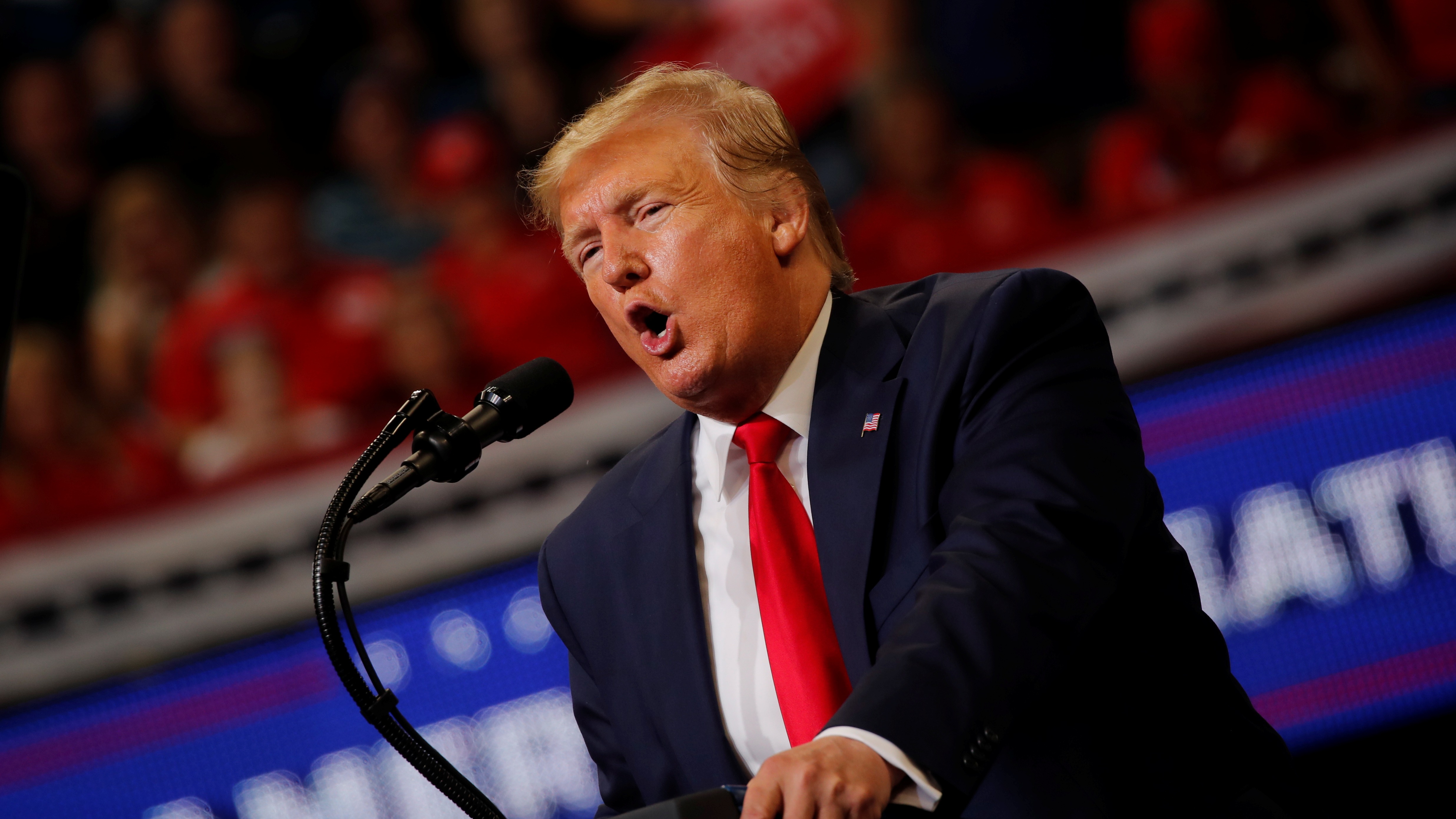 Trump pide a multitud votar por lema: 'Make America Great Again' o 'Keep America Great'