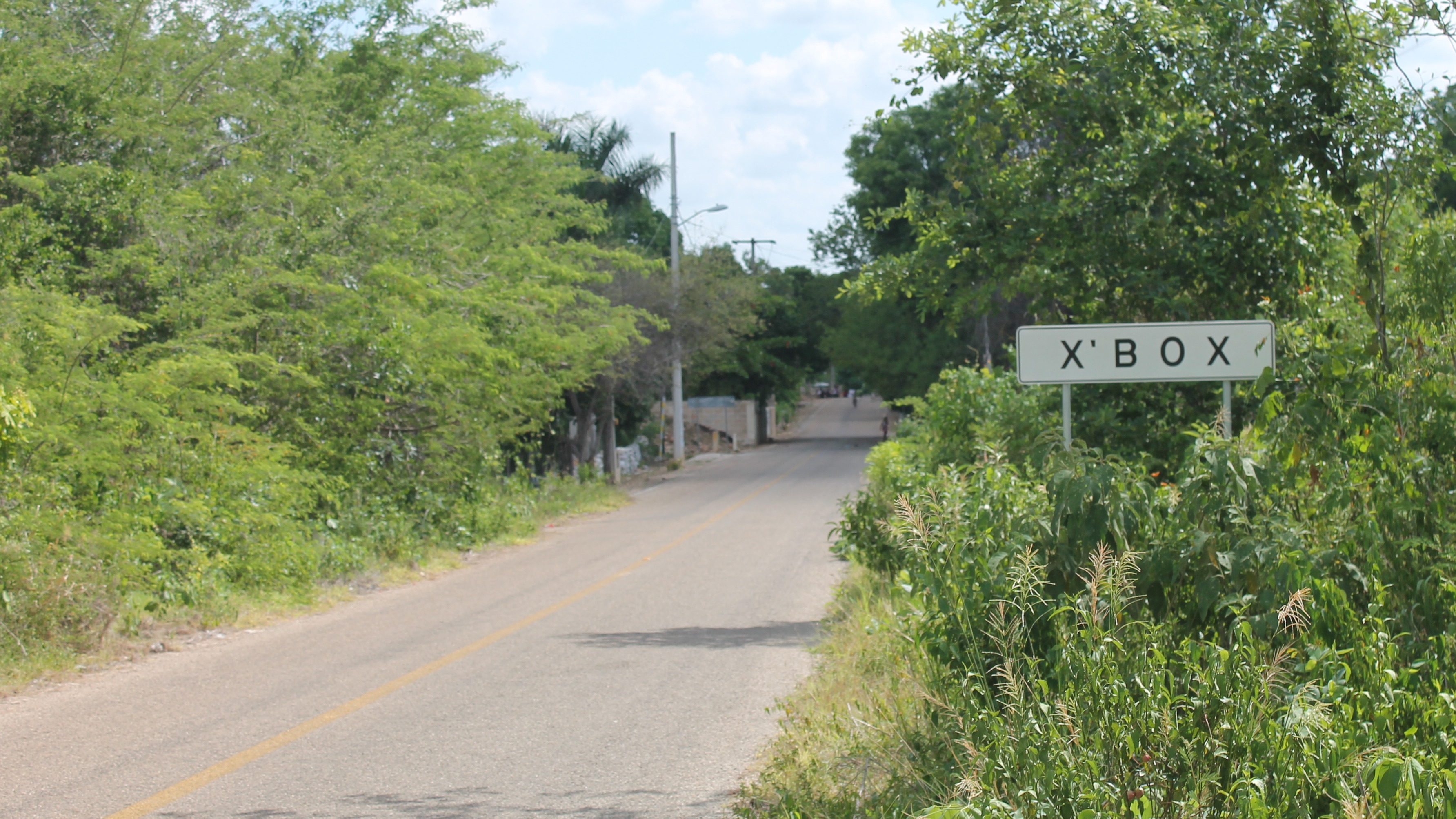 La localidad cuenta con una calle principal de la que se desprenden cuatro ramales.