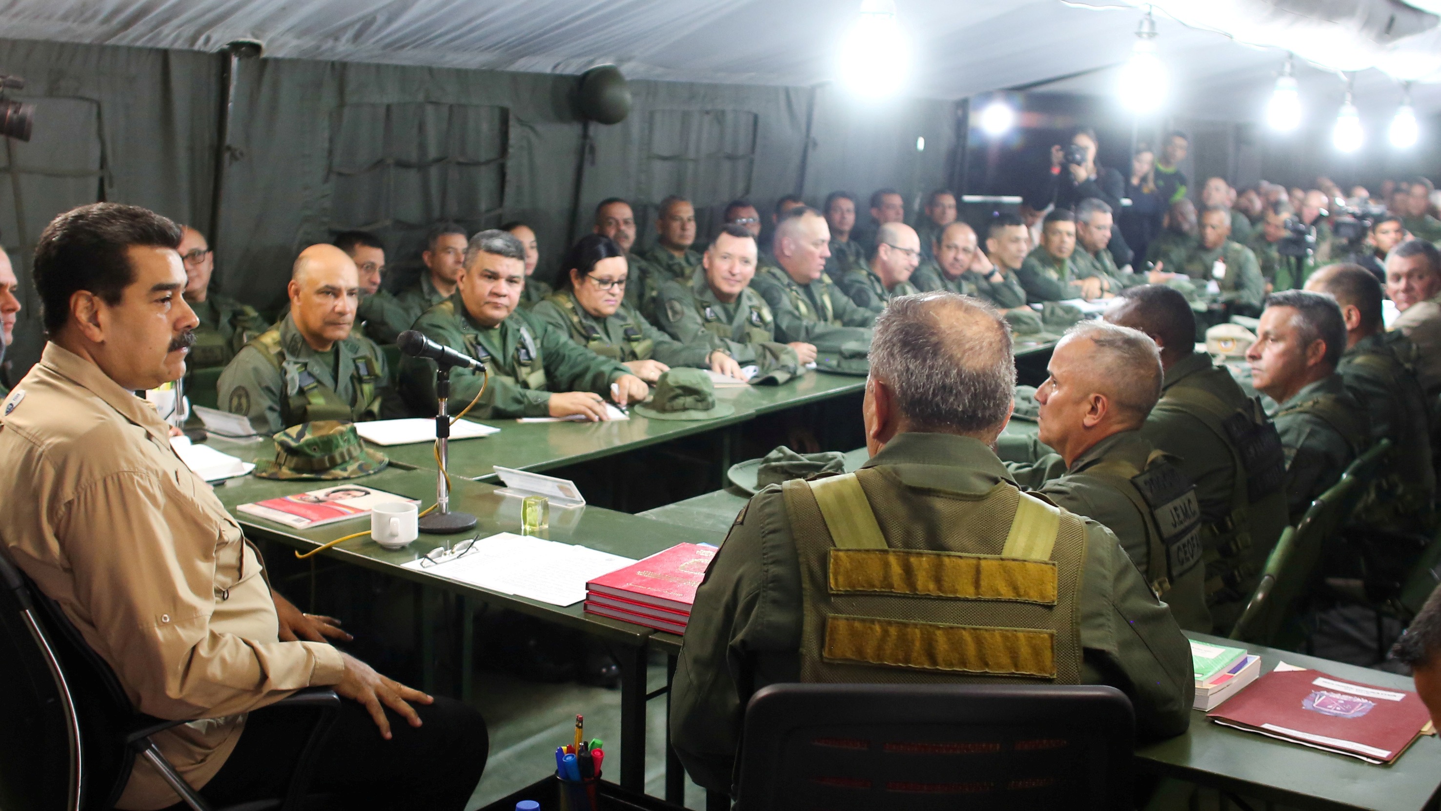Nicolás Maduro, presidente de Venezuela, con militares.