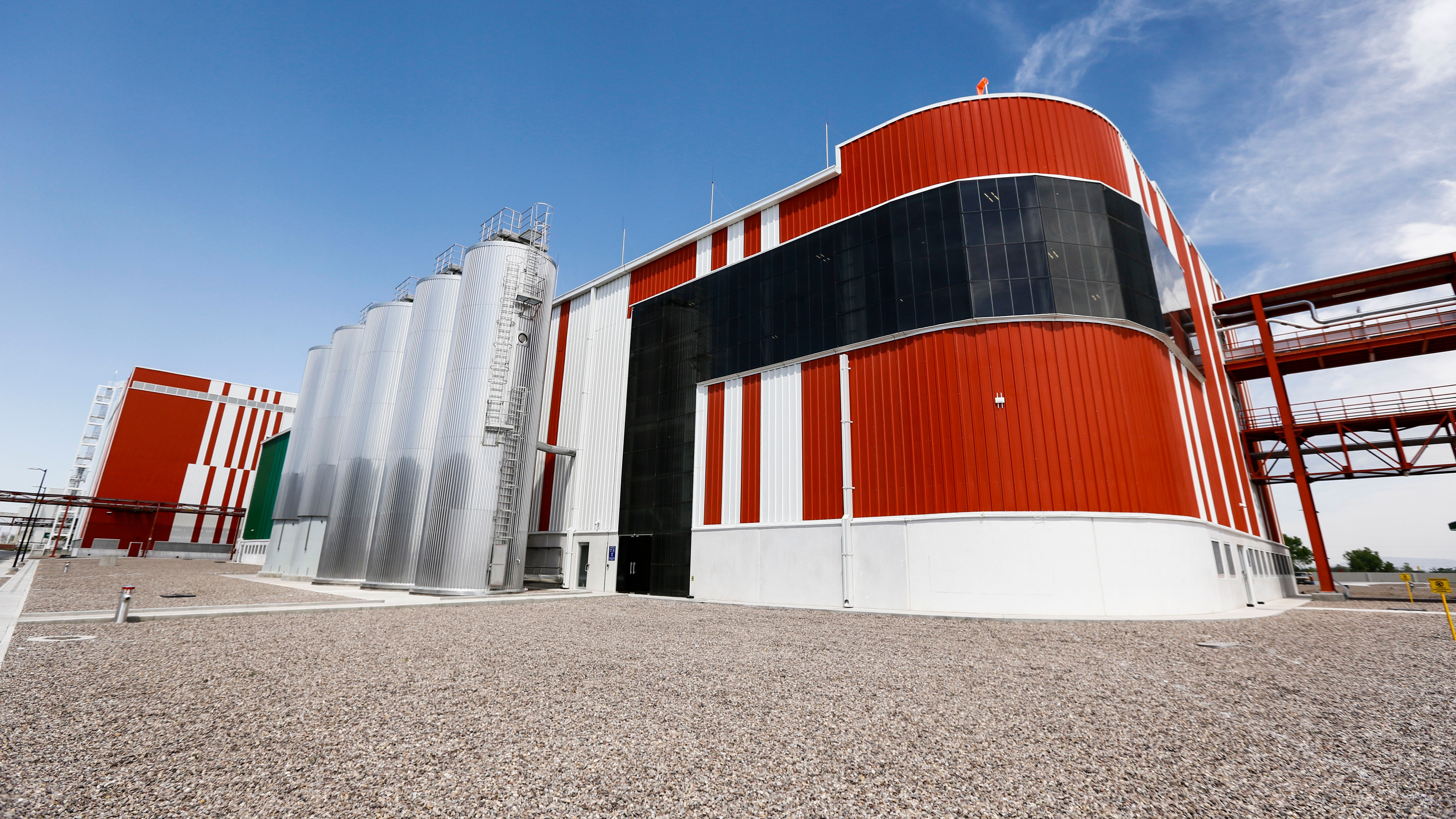 la energía generada en estos vidrios es para casi todas las oficinas administrativas.
