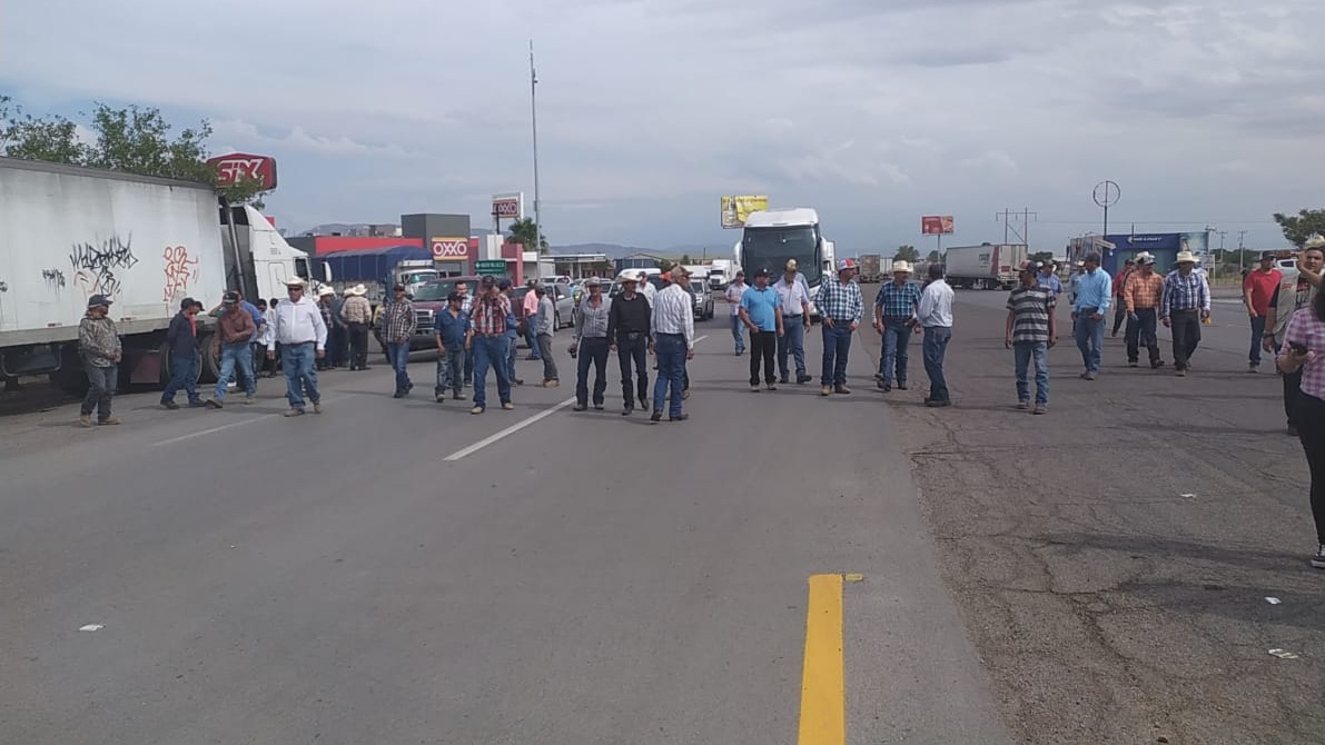 Campesinos bloquean carreteras en varias entidades