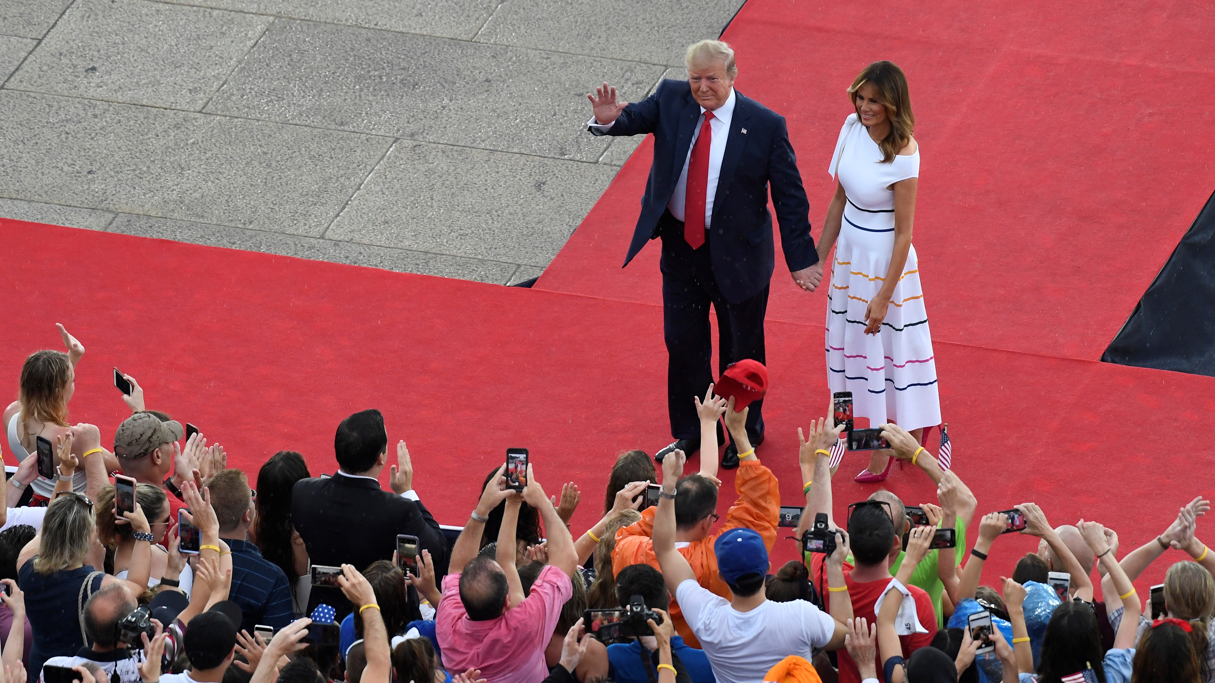 Con desfile aéreo, Trump celebra el Día de la Independencia de EU