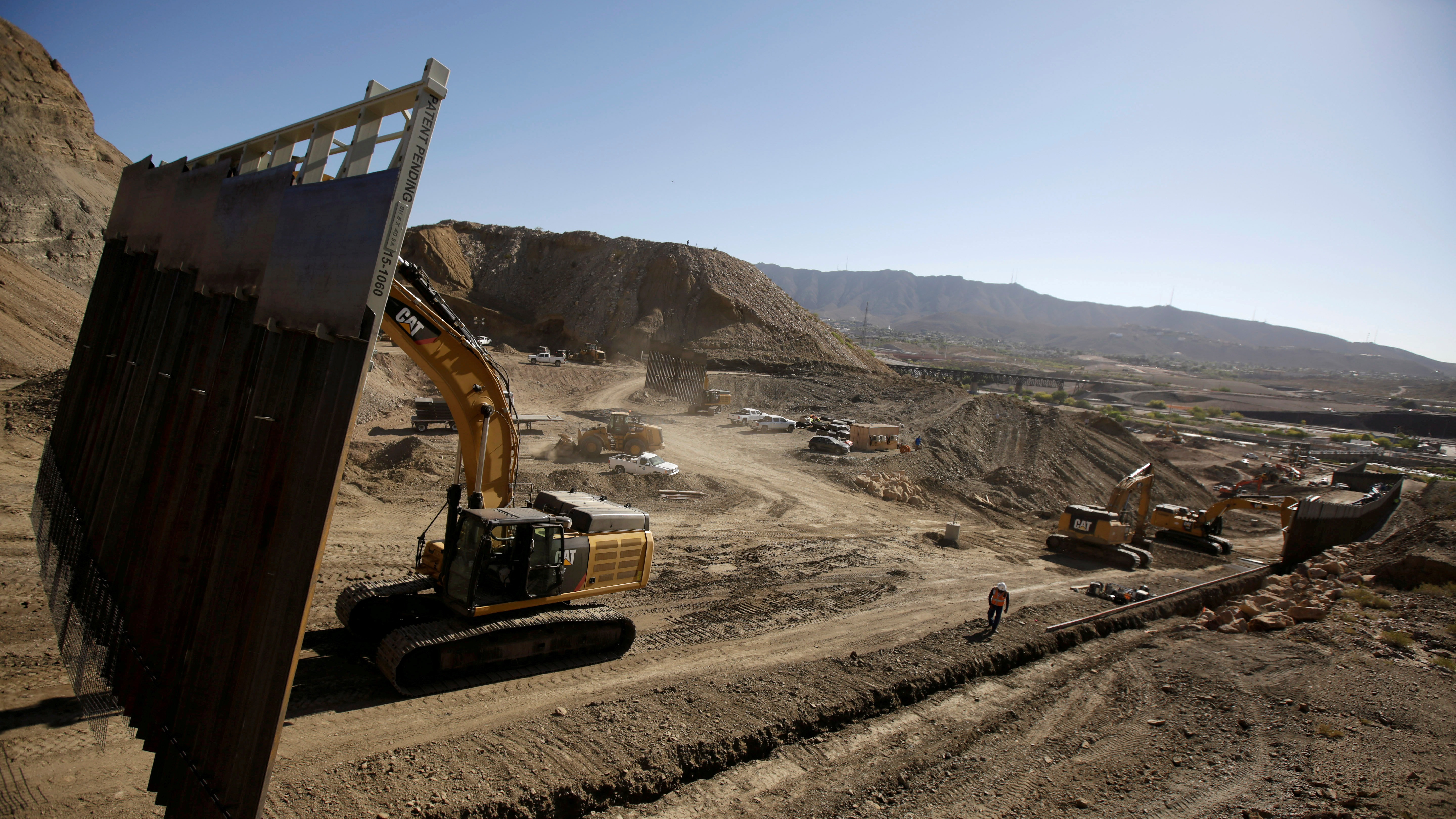 Entre 'dimes y diretes', ¿quién está financiando el muro fronterizo de Trump?