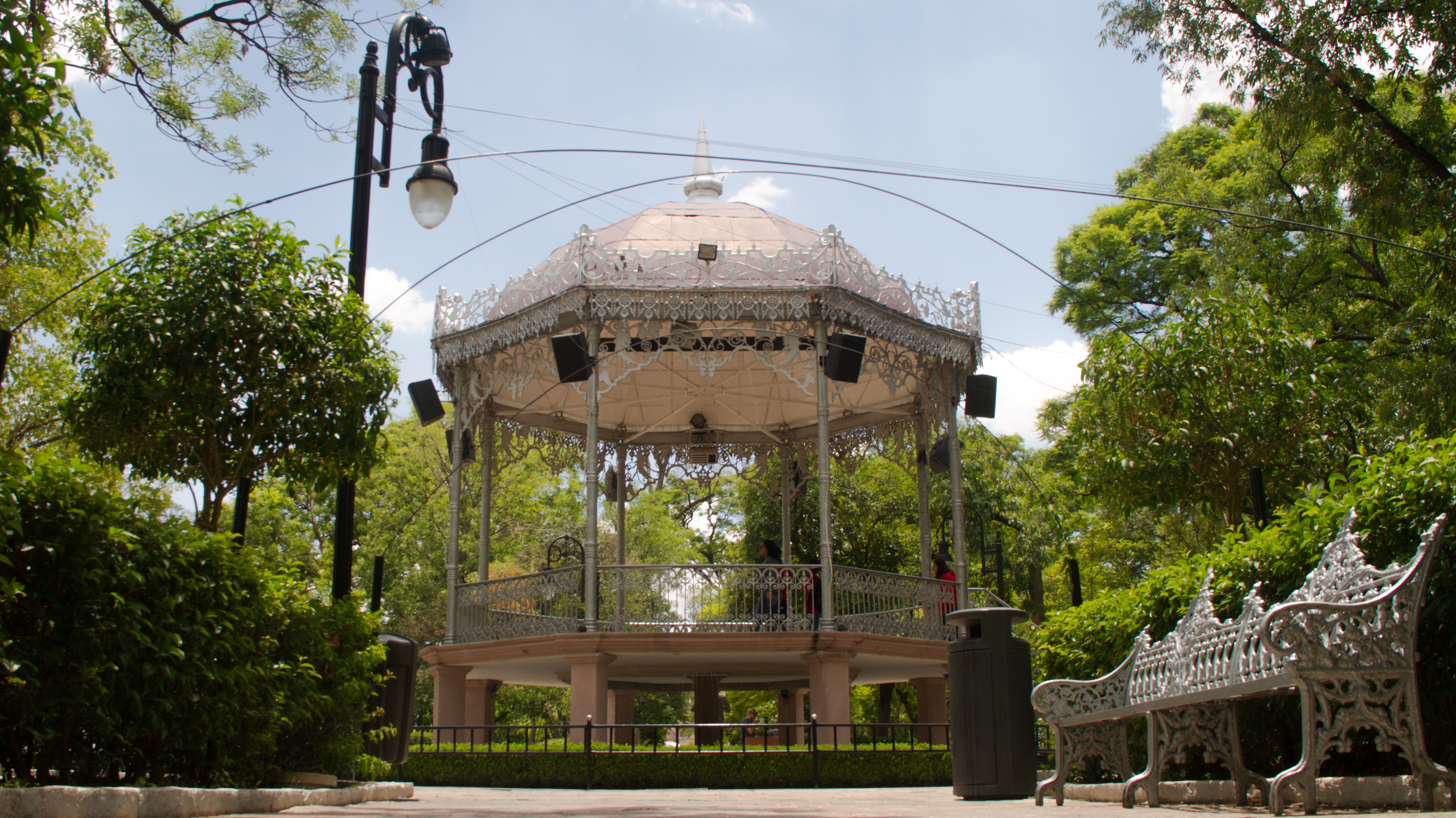El quiosco central del Jardín de San Marcos ofrece todos los días un espectáculo de fuentes de agua multicolor.