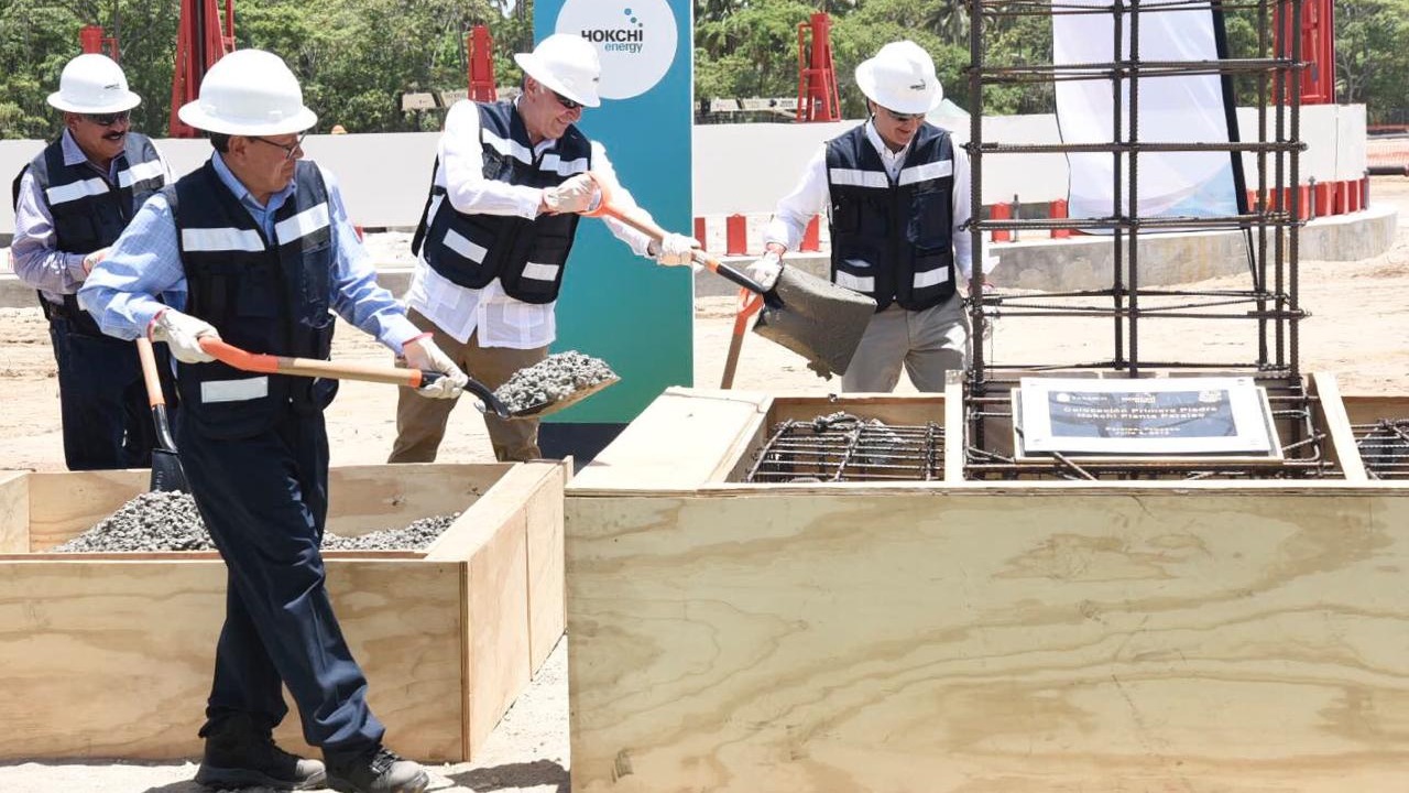 La colocación de la primera piedra para la nueva planta.