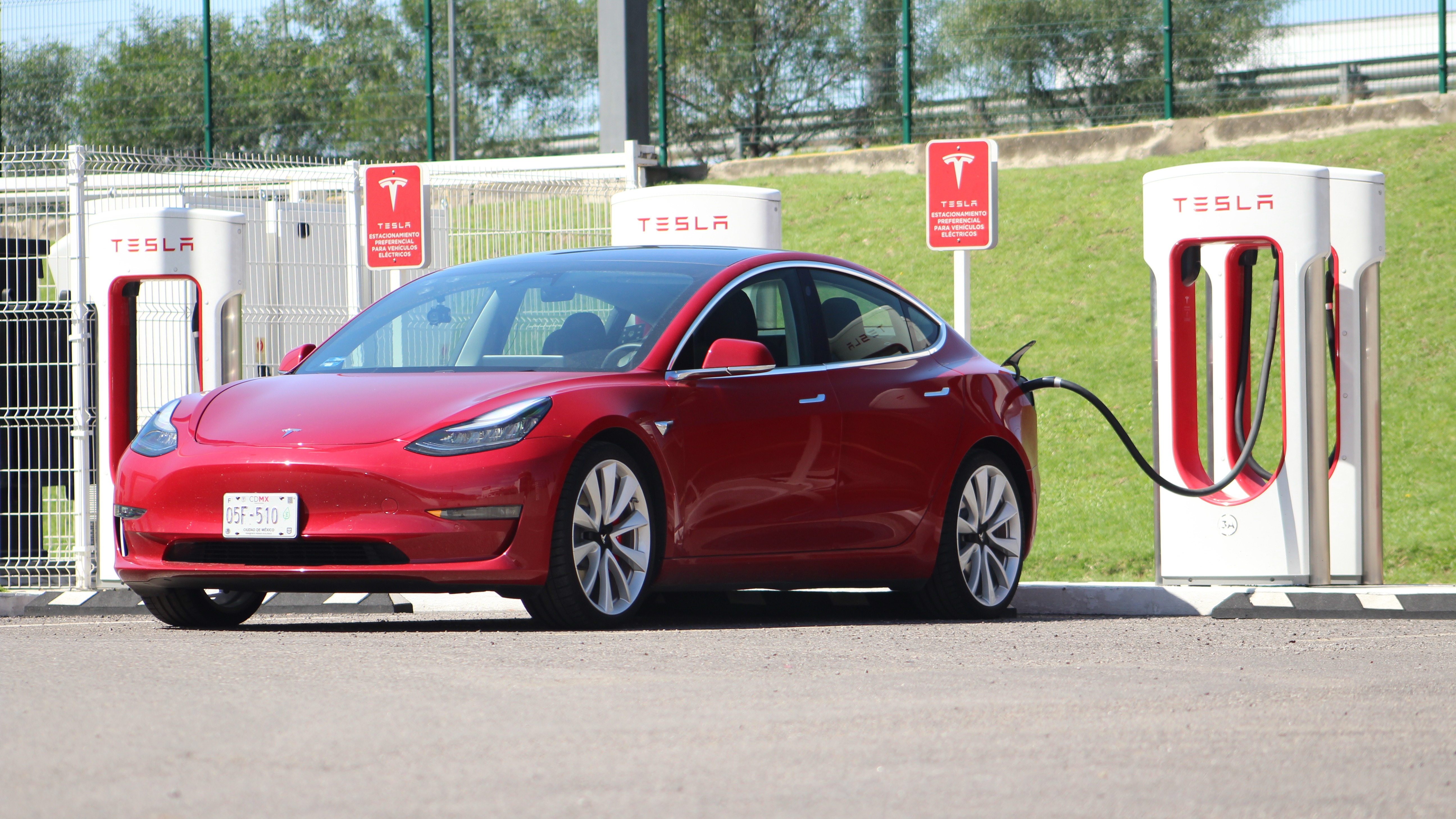 Los Súper cargadores son el equivalente a las gasolineras de carretera, están en puntos de paso y nos permiten cargar con muchísima corriente en muy poco tiempo.
