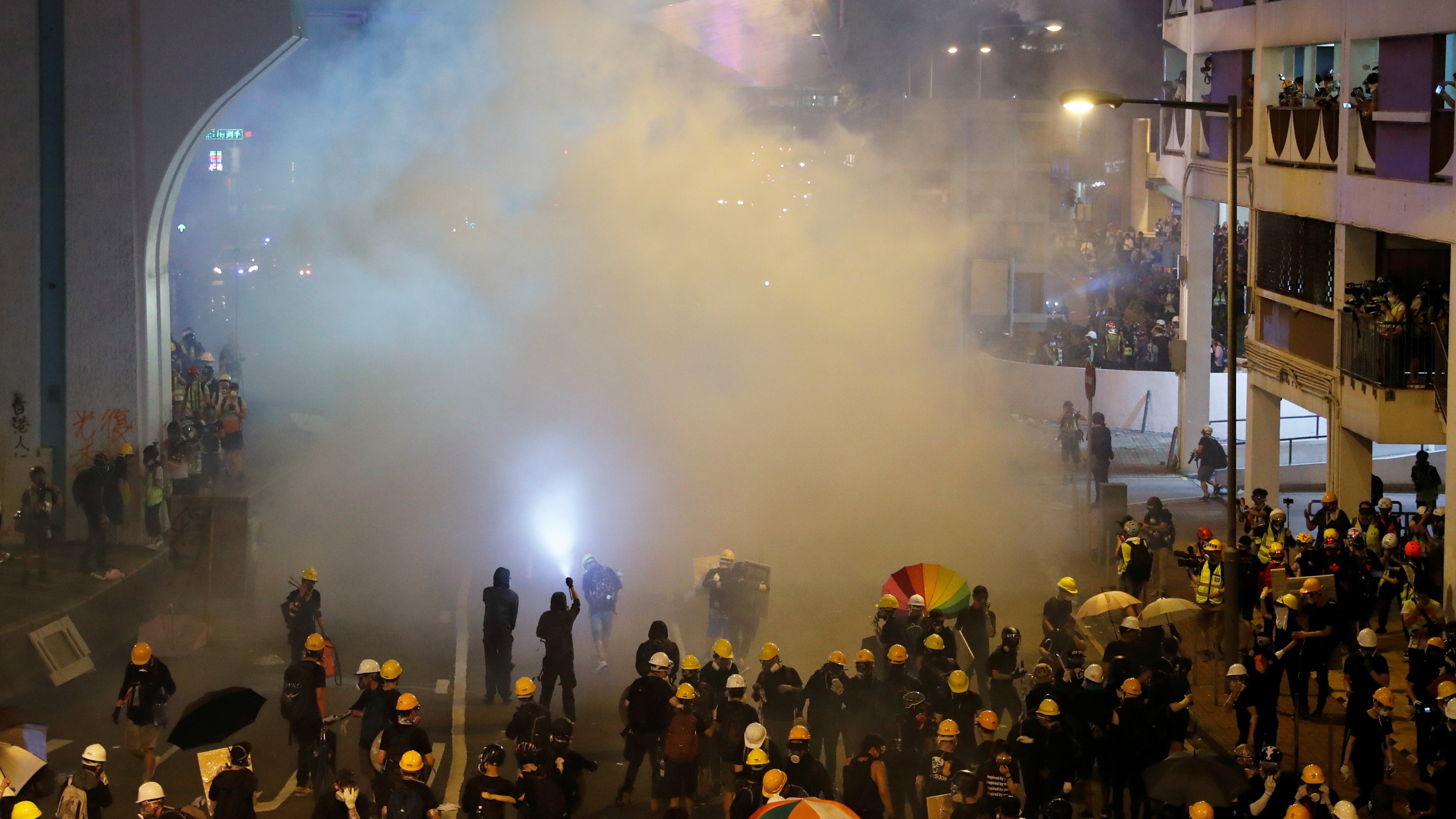 Policías de Hong Kong disparan balas de goma y gas lacrimógeno en protestas