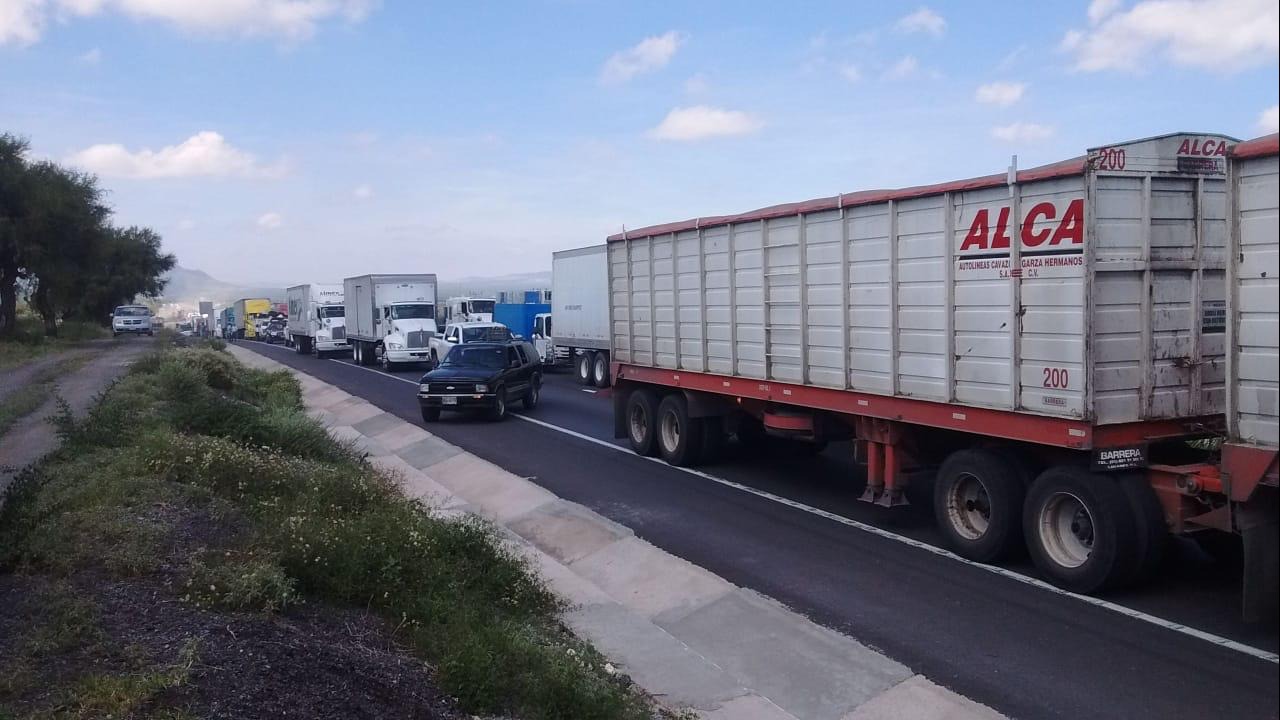 Completamente detenido, el tráfico en la autopista 57, en San Luis Potosí, por las protestas de campesinos.