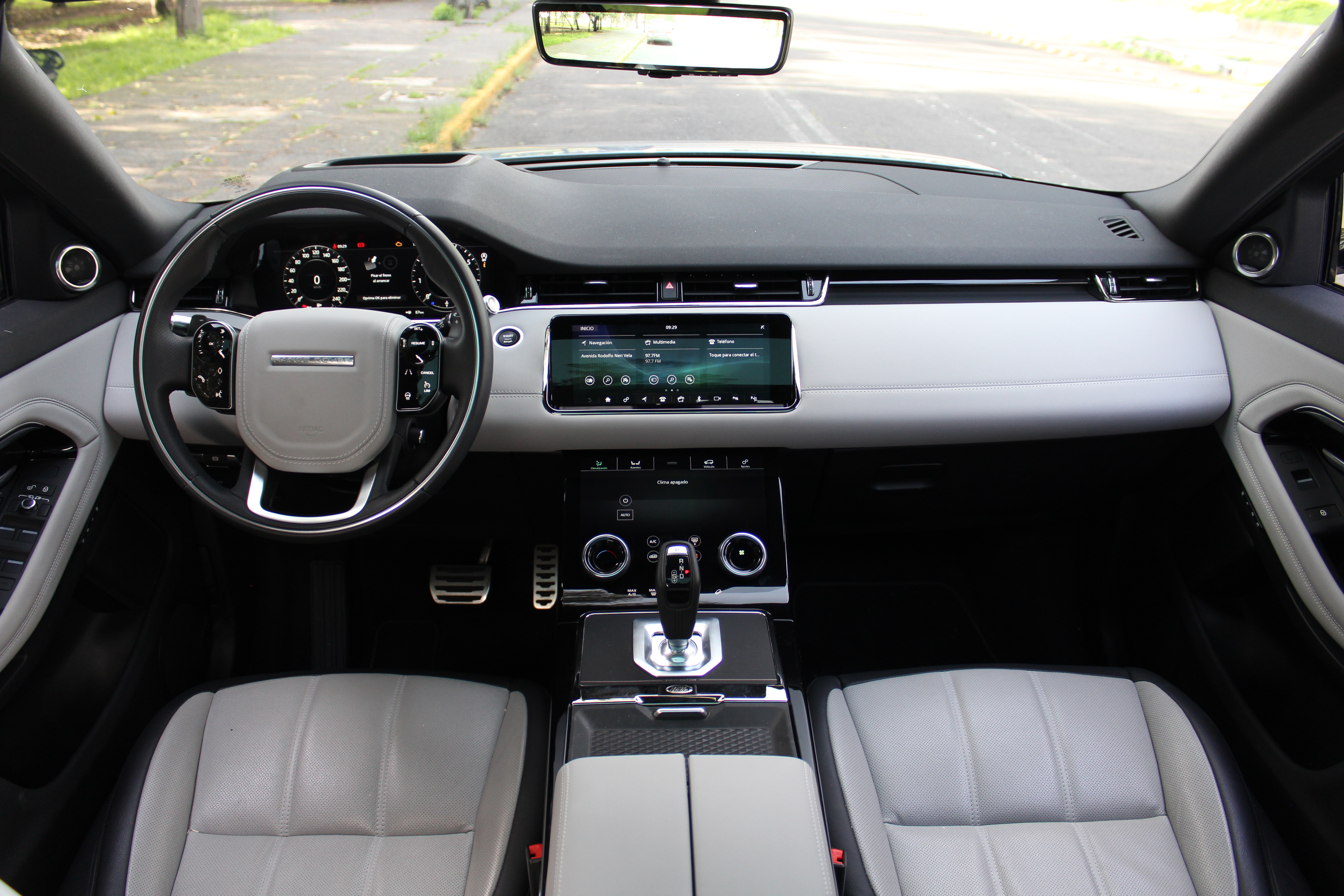 Los comandos del volante son de presión y touch al mismo tiempo. Se puede subir el volumen solo con pasar lo dedos de manera circular sobre los comandos.