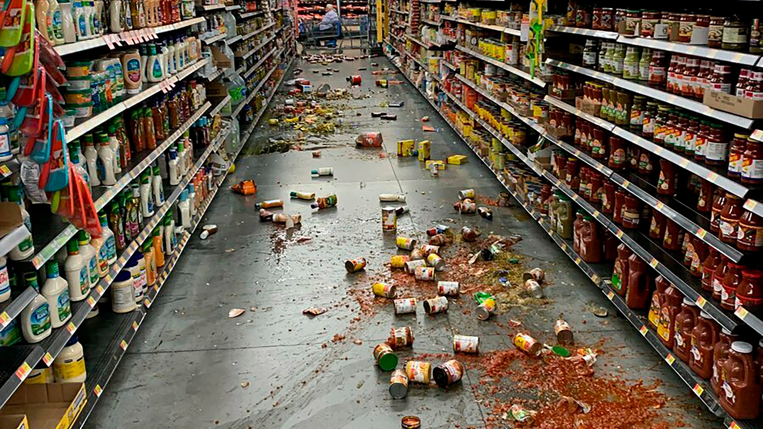Mercancía derrumbada en un Walmart de Yucca, California