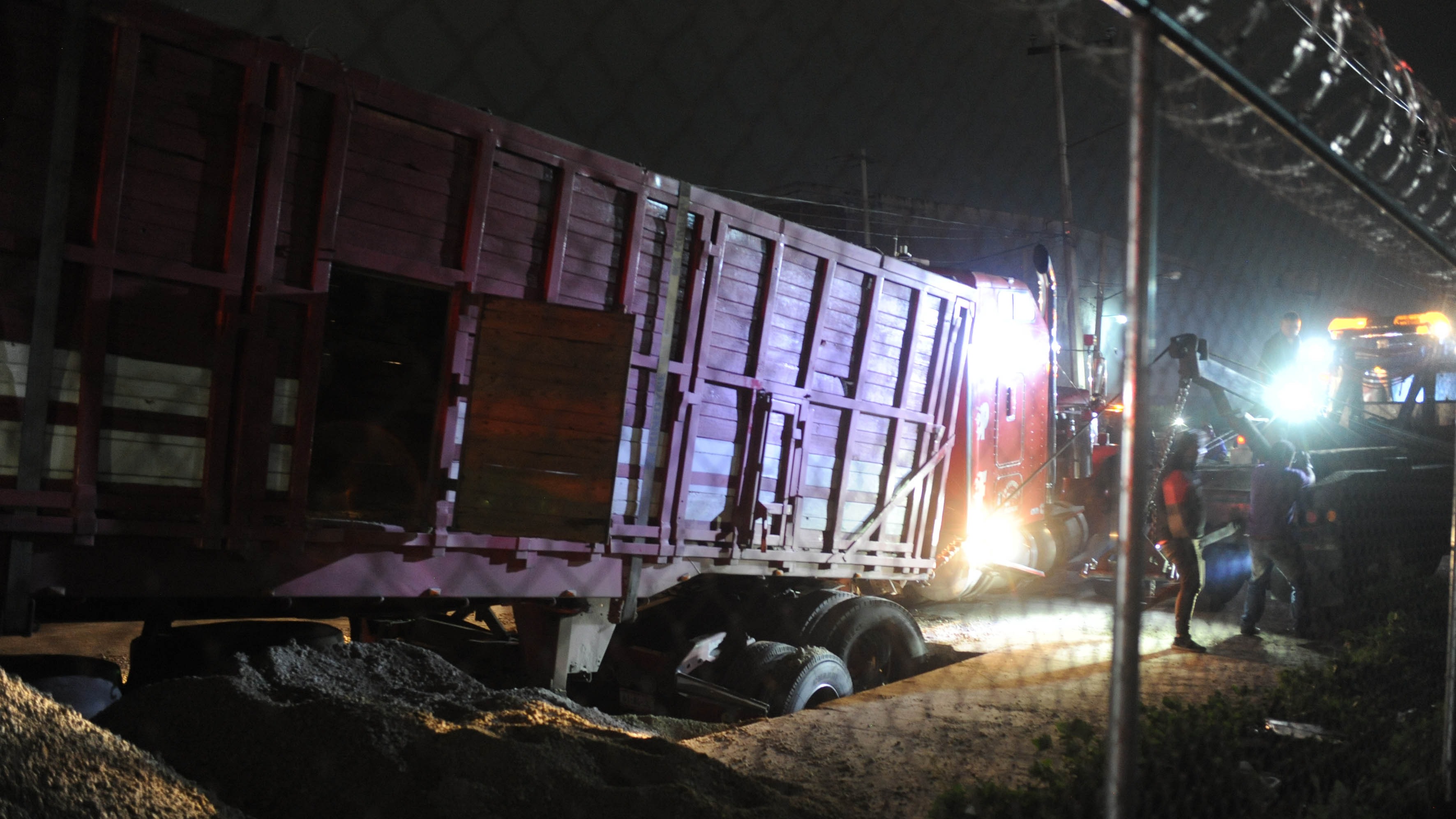 Un tráiler y dos autos caen en socavón en Ecatepec