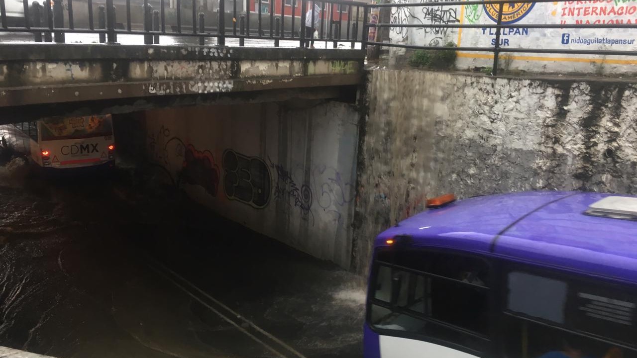 ¡Ojo! El cruce de Periférico y Viaducto Tlalpan está inundado tras la lluvia