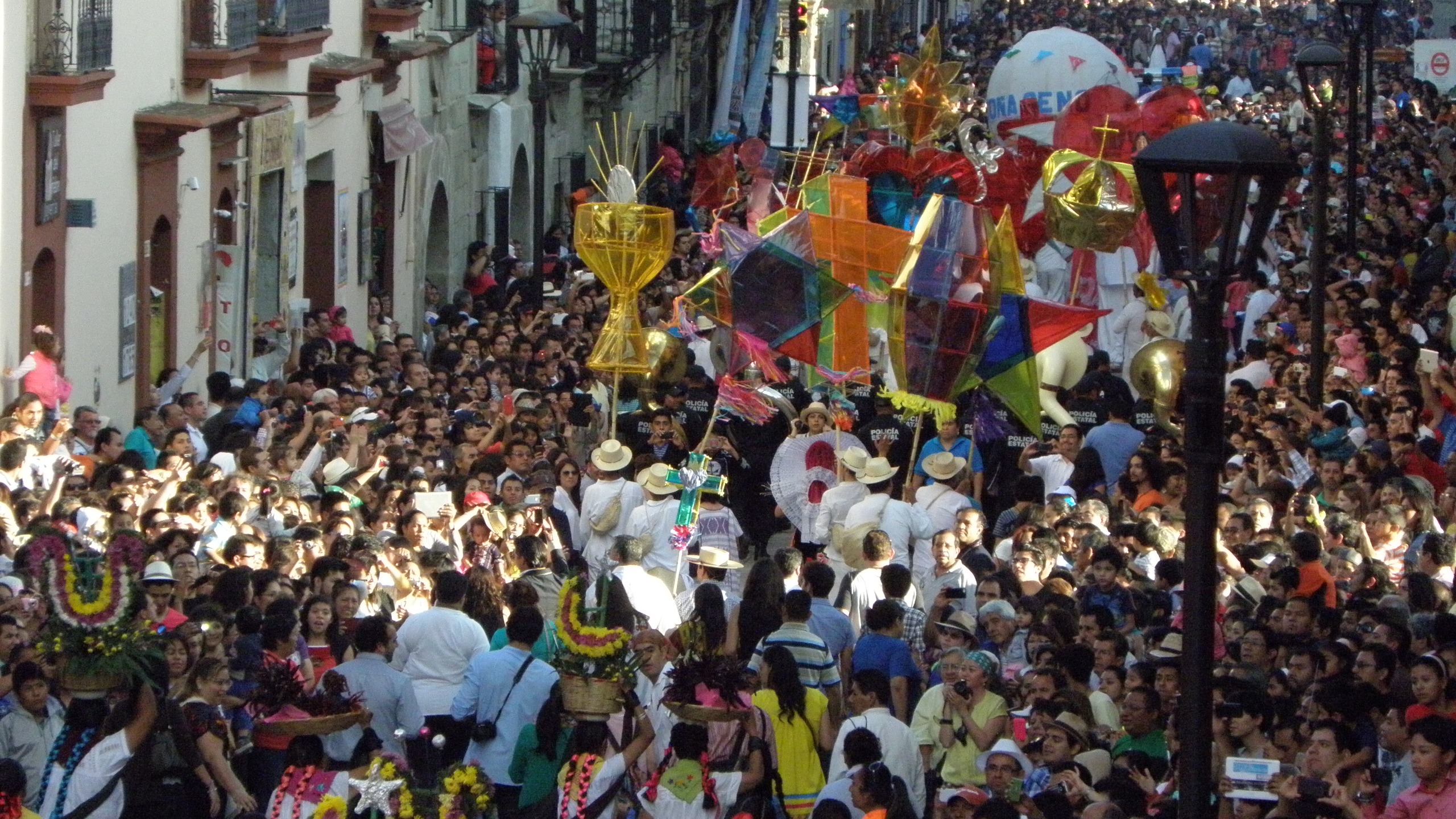 Desfile por el andador turístico Macedonio Alcalá