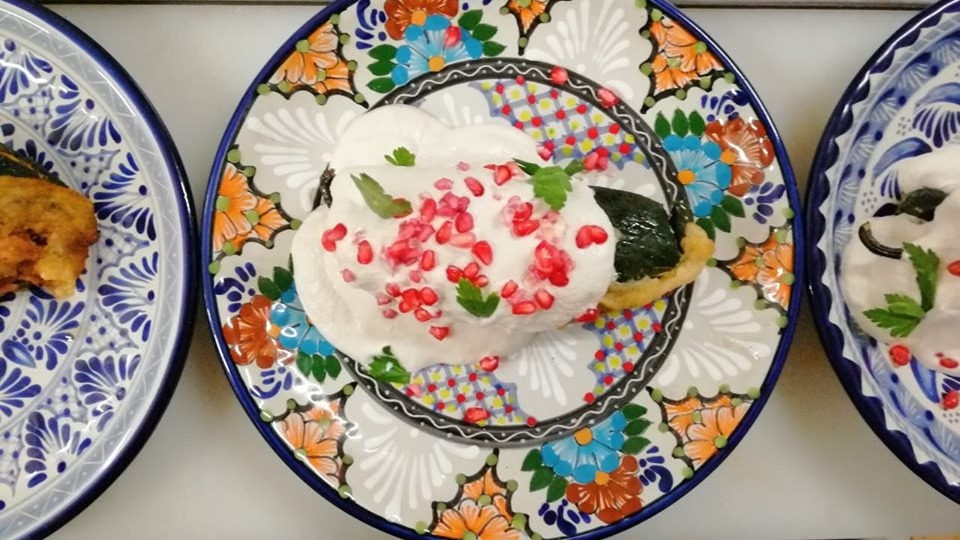 Los puristas dirán que si no está capeado no es un auténtico Chile en Nogada y hay quienes aseguran que va encuerado o sin su traje, es decir, sin la capa de huevo.