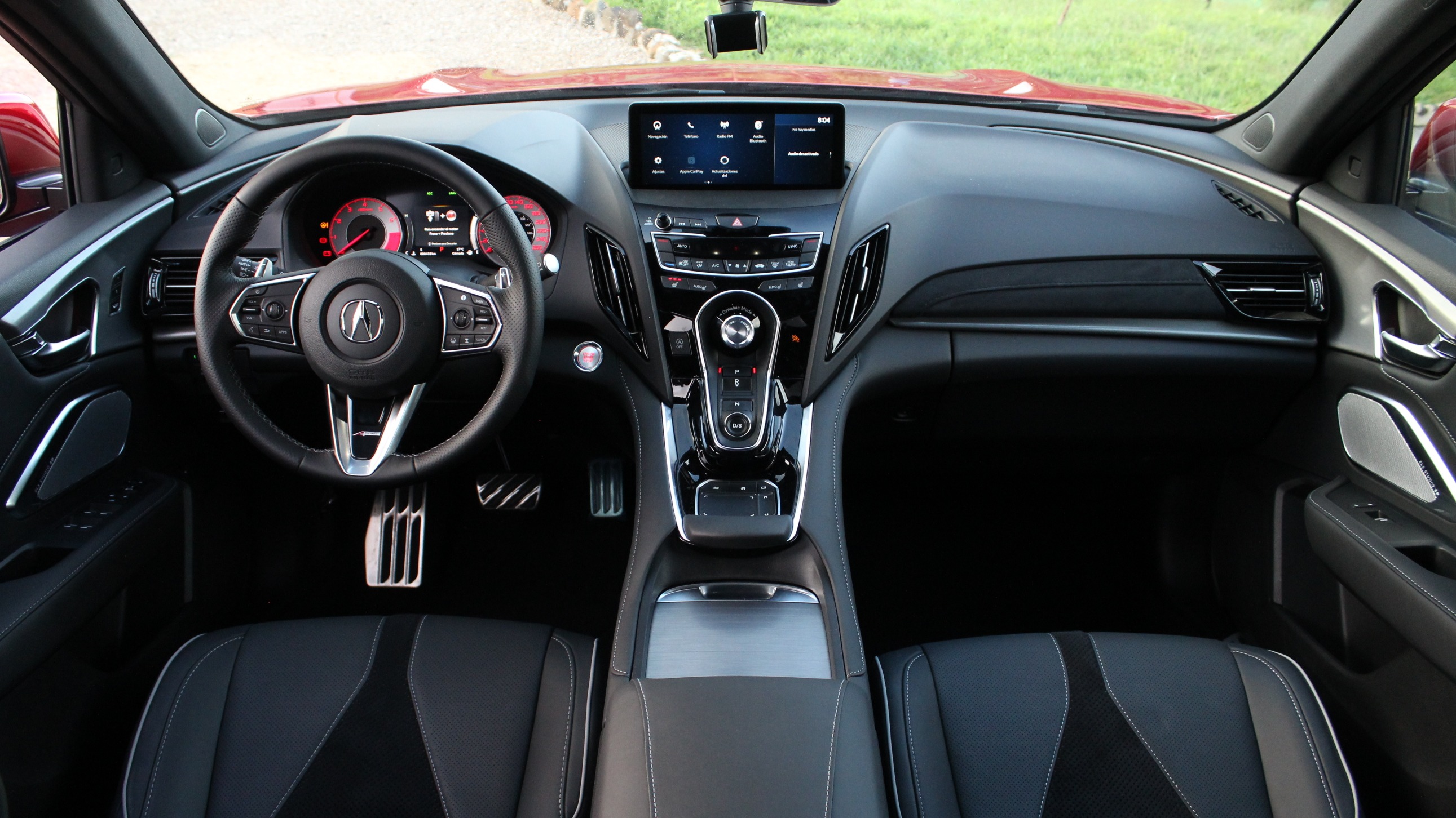 La lista de sistemas de seguridad y asistencias de manejo es tan larga que parece un alfabeto. Sólo le falta volar.