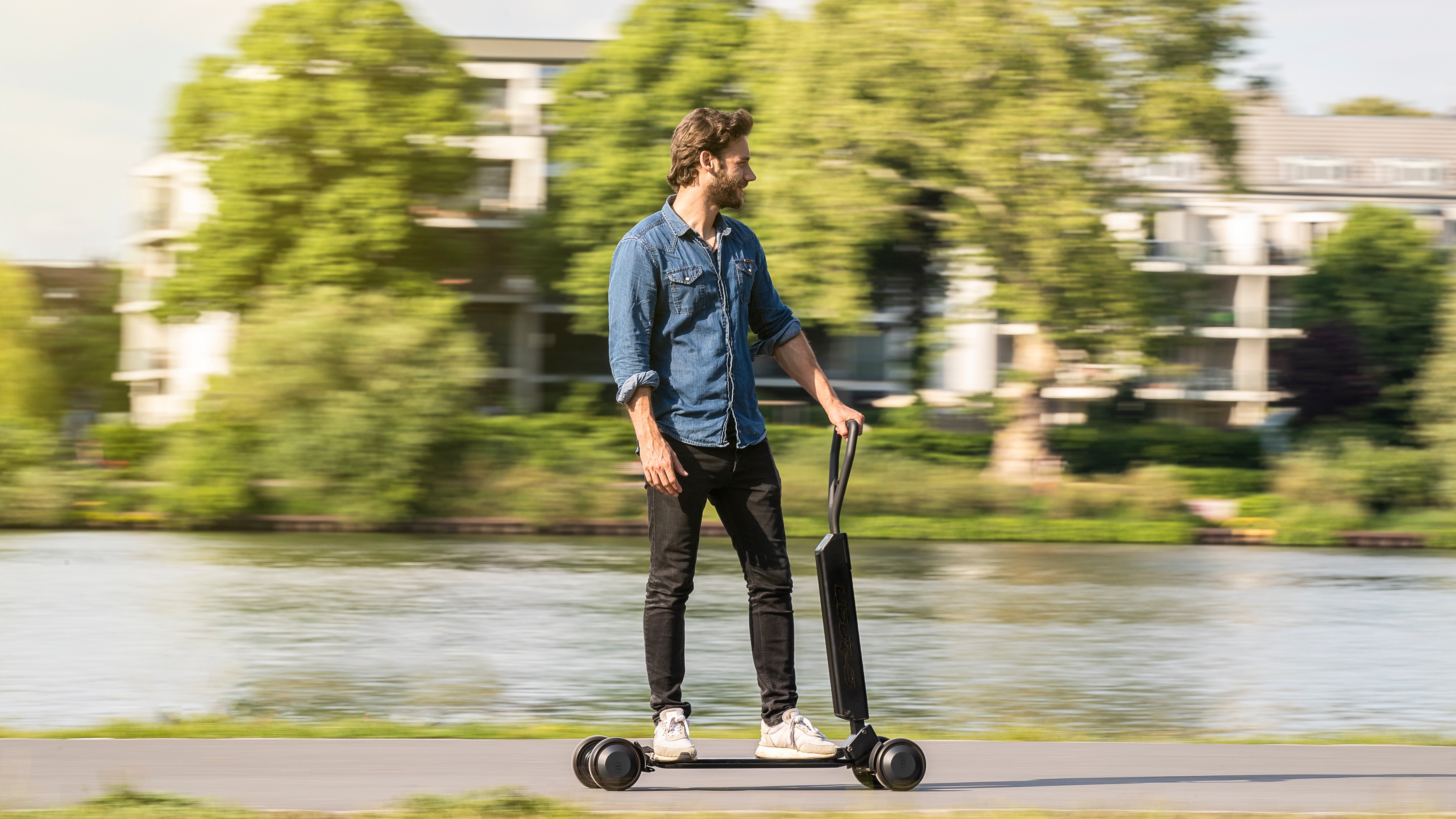 Gracias a una conexión bluetooth, el usuario puede hacer ajustes de conducción y proteger el E-tron Scooter contra robo.