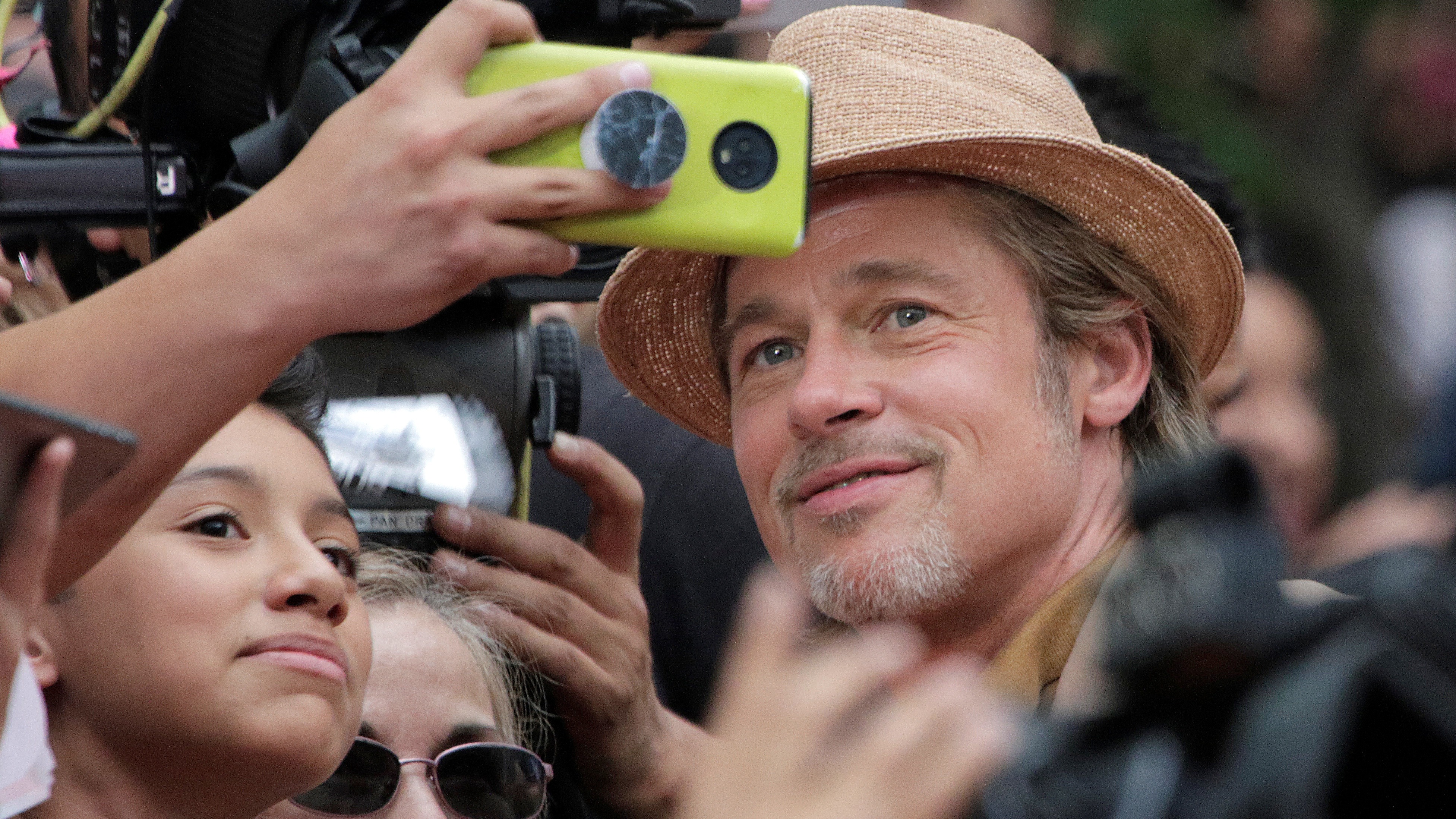 Brad Pitt conquista a los fans mexicanos durante el estreno de 'Había Una Vez... En Hollywood'