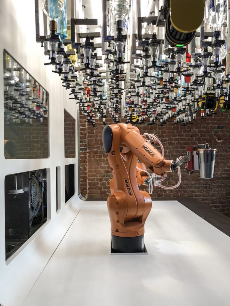 El robot cantinero que está listo para preparar el trago que quieras