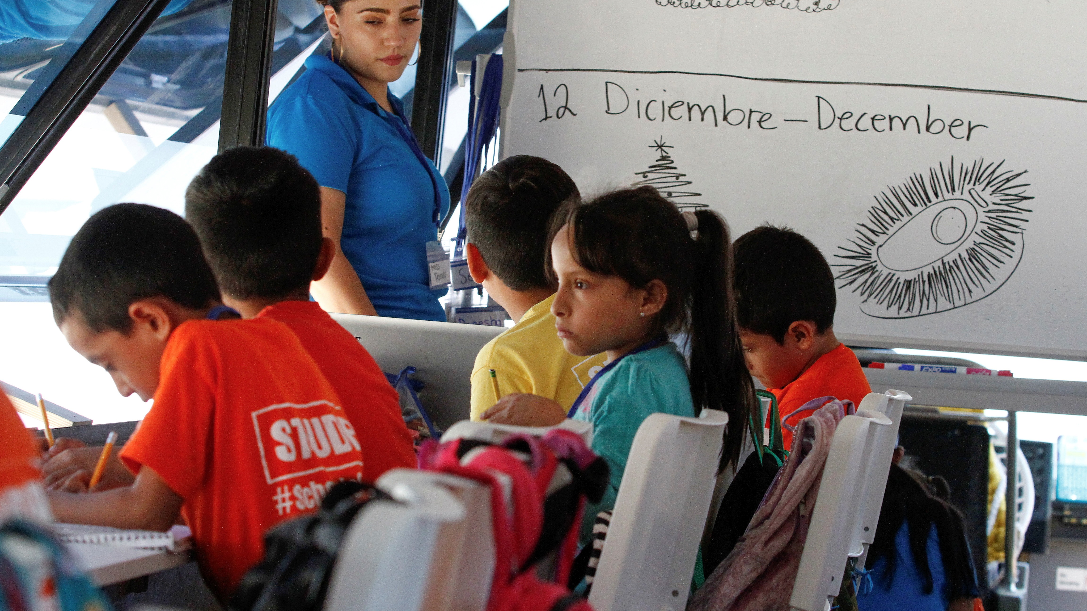 Ella convirtió un autobús en una escuela para niños migrantes en Tijuana