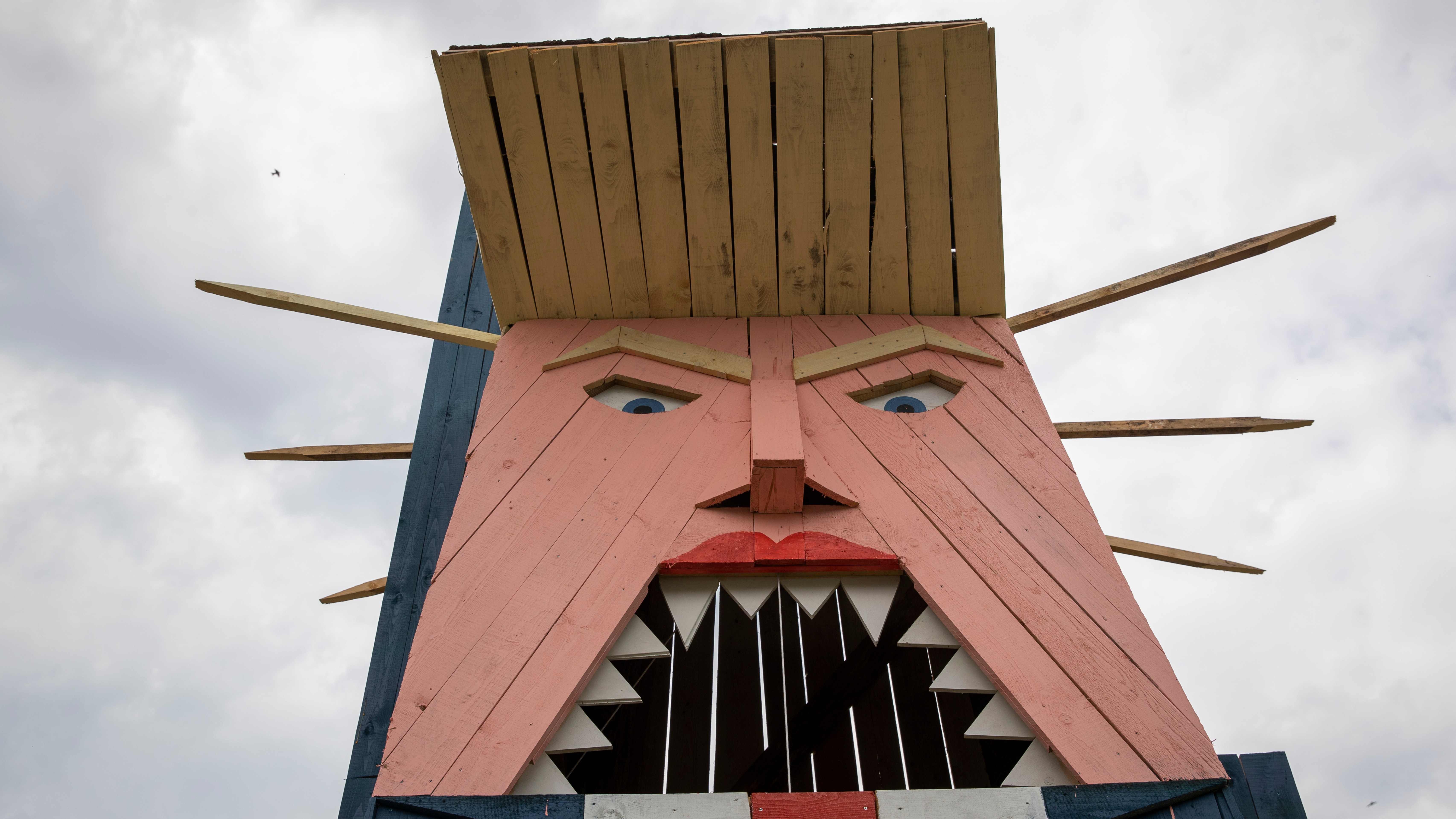 Puño alzado y dientes afilados: así es la estatua de Trump en Eslovenia