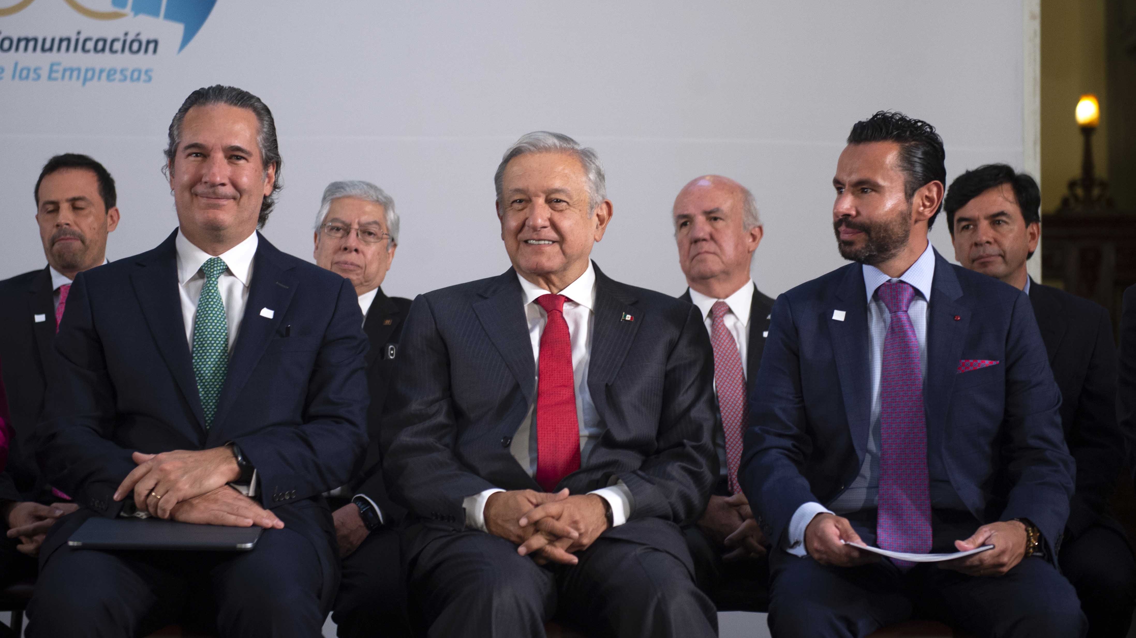De izquierda a derecha: José Carlos Azcárraga, Andrés Manuel López Obrador y Federico López.