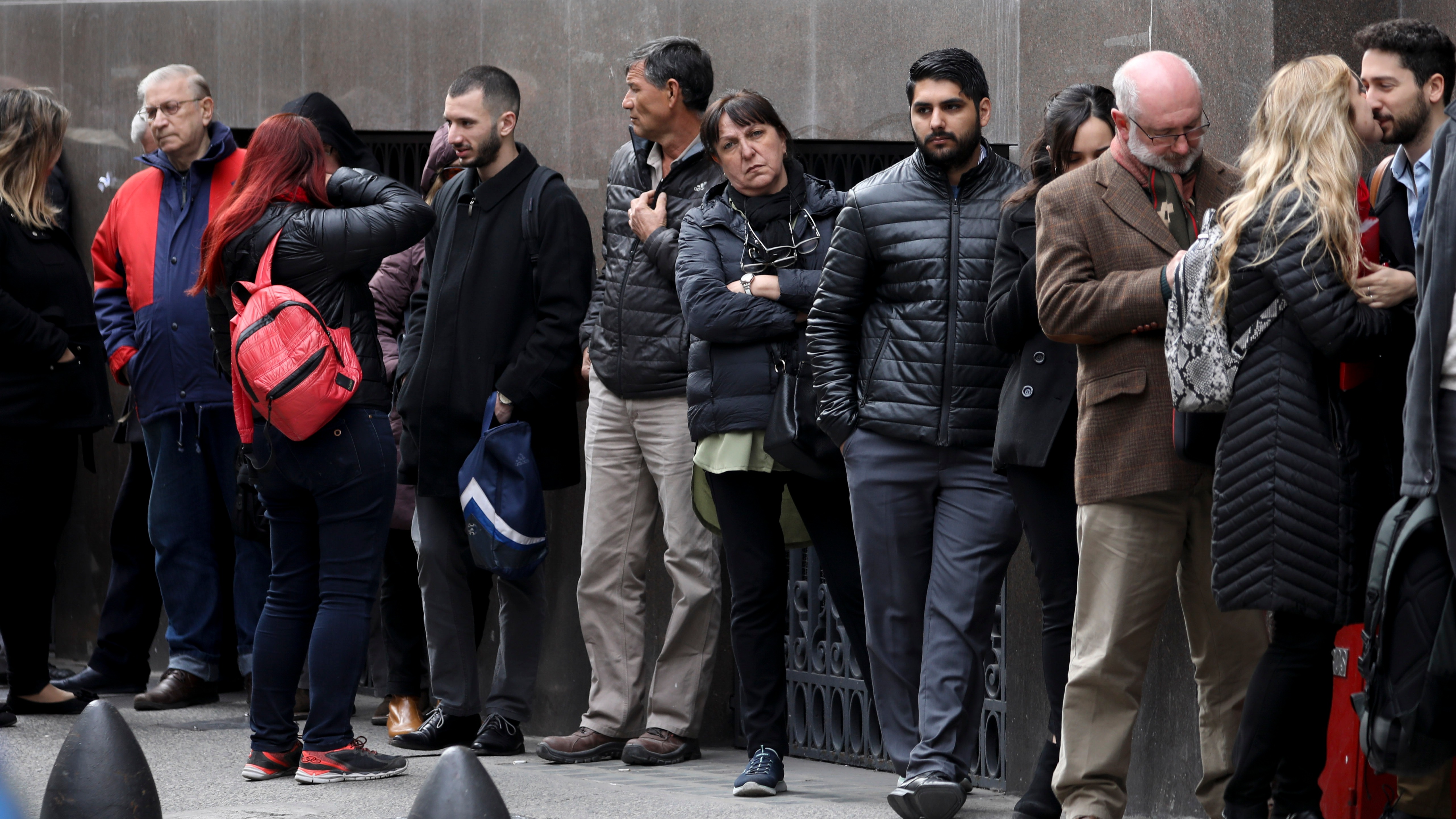 Pese a restricciones del Banco Central, argentinos hacen fila para retirar dólares