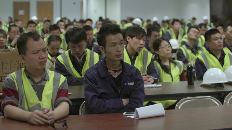 Trabajadores chinos durante el entrenamiento de cultura estadounidense en Fuyao Glass America.