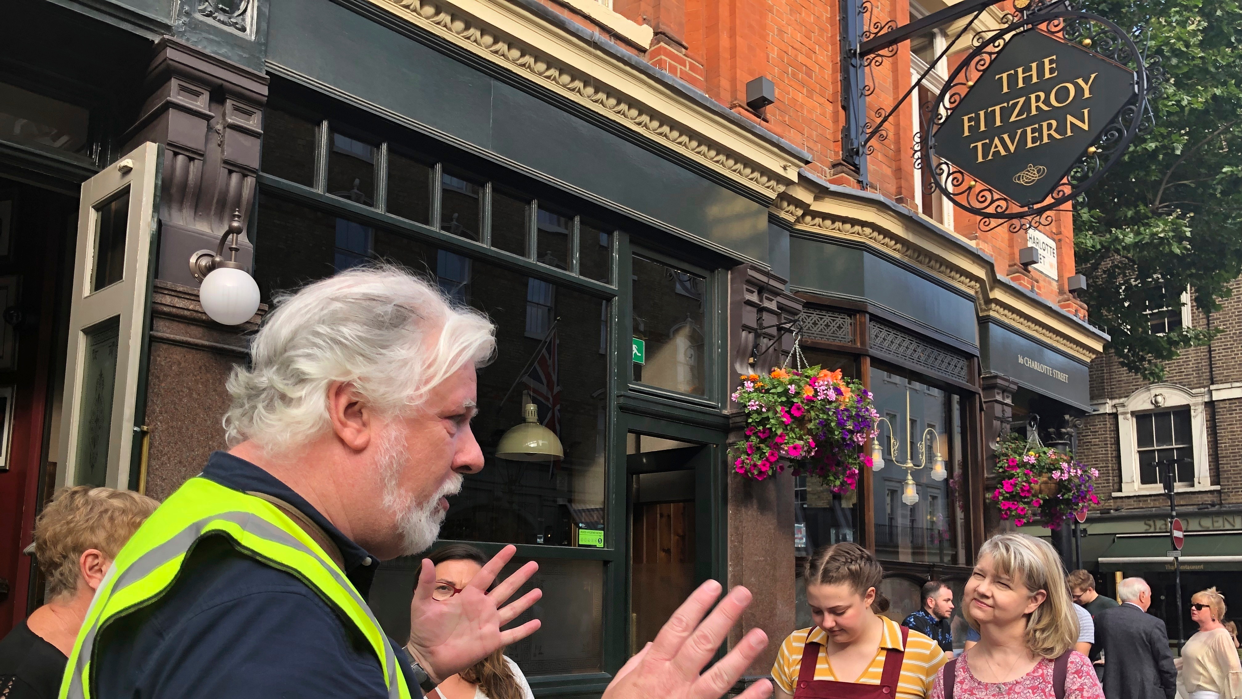 El paseo es organizado por escritores y actores ingleses.