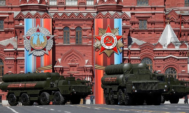 Rosja odchodzi od dolara i systemu SWIFT w kontraktach zbrojeniowych
