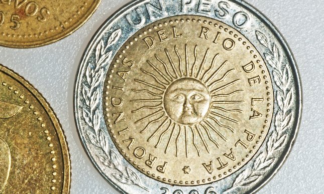 Argentyna zaostrza kontrolę nad rynkiem wymiany walut