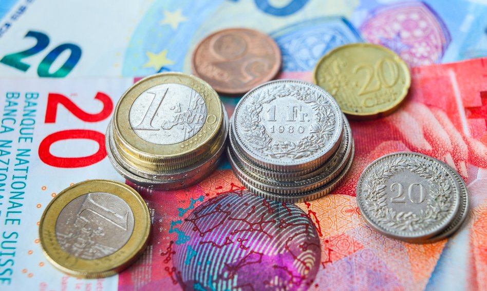 Kurs euro koryguje piątkowy spadek