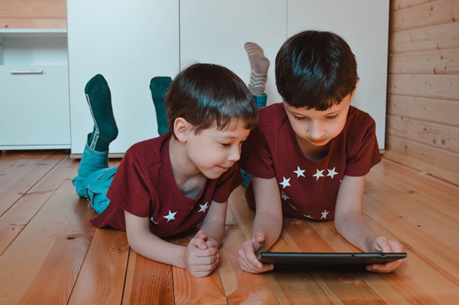 Blisko połowa dzieci korzysta z serwidów SVOD