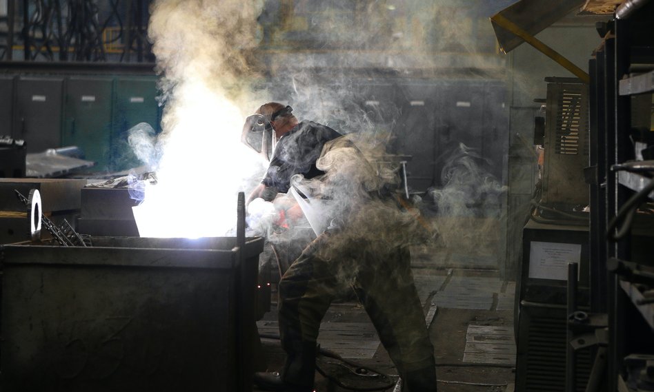 Niedobory surowców hamują wzrost w przemyśle