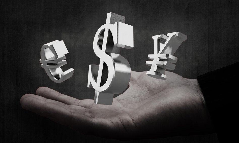 Złoty w oczekiwaniu na „sądny dzień”. Dolar przeceniony