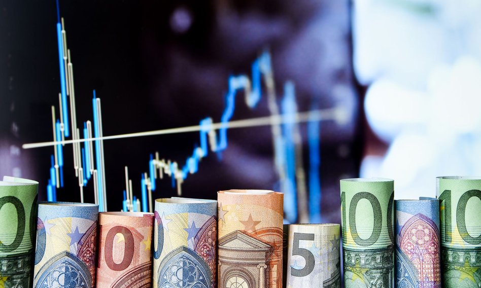 Kurs euro zacumował przy 4,55 zł. Frank pozostał mocny