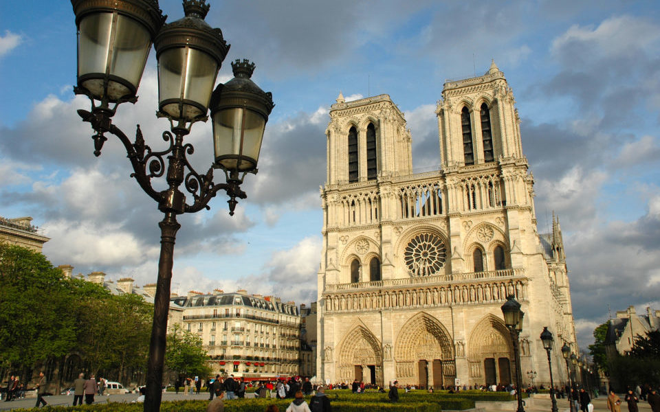 Notre-Dame, a catedral iniciada no século XII, acrescentada e alterada ao longo dos séculos – O Jornal Económico