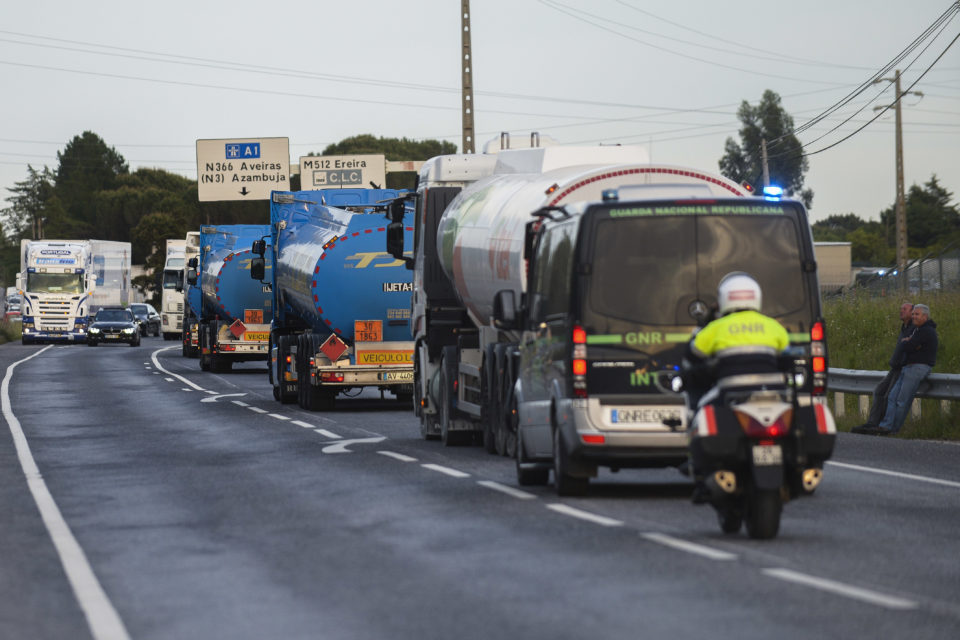 Reunião sobre a greve dos motoristas dos materiais perigosos aprova alargamento de serviços mínimos – O Jornal Económico