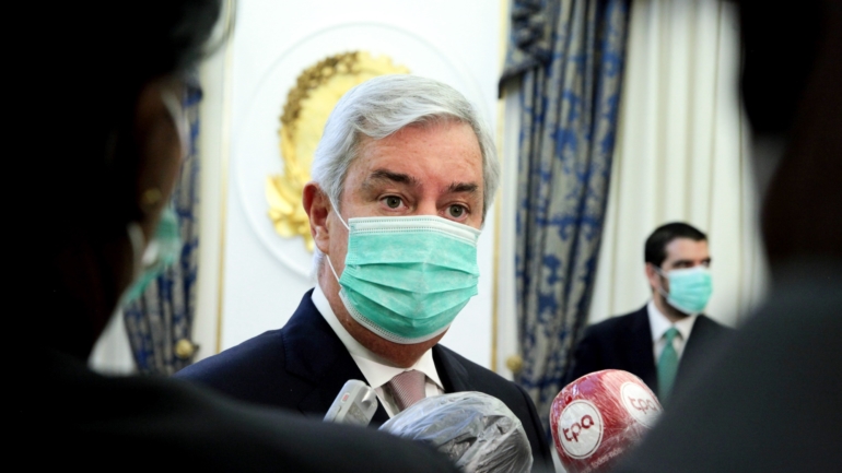 Portugal está atento a novas regras bancárias para trabalhadores estrangeiros em Angola – Observador