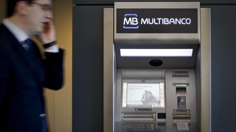 Falha na rede Multibanco deixou mais de 50 mil terminais de pagamento em baixo. Problema já foi resolvido – Observador