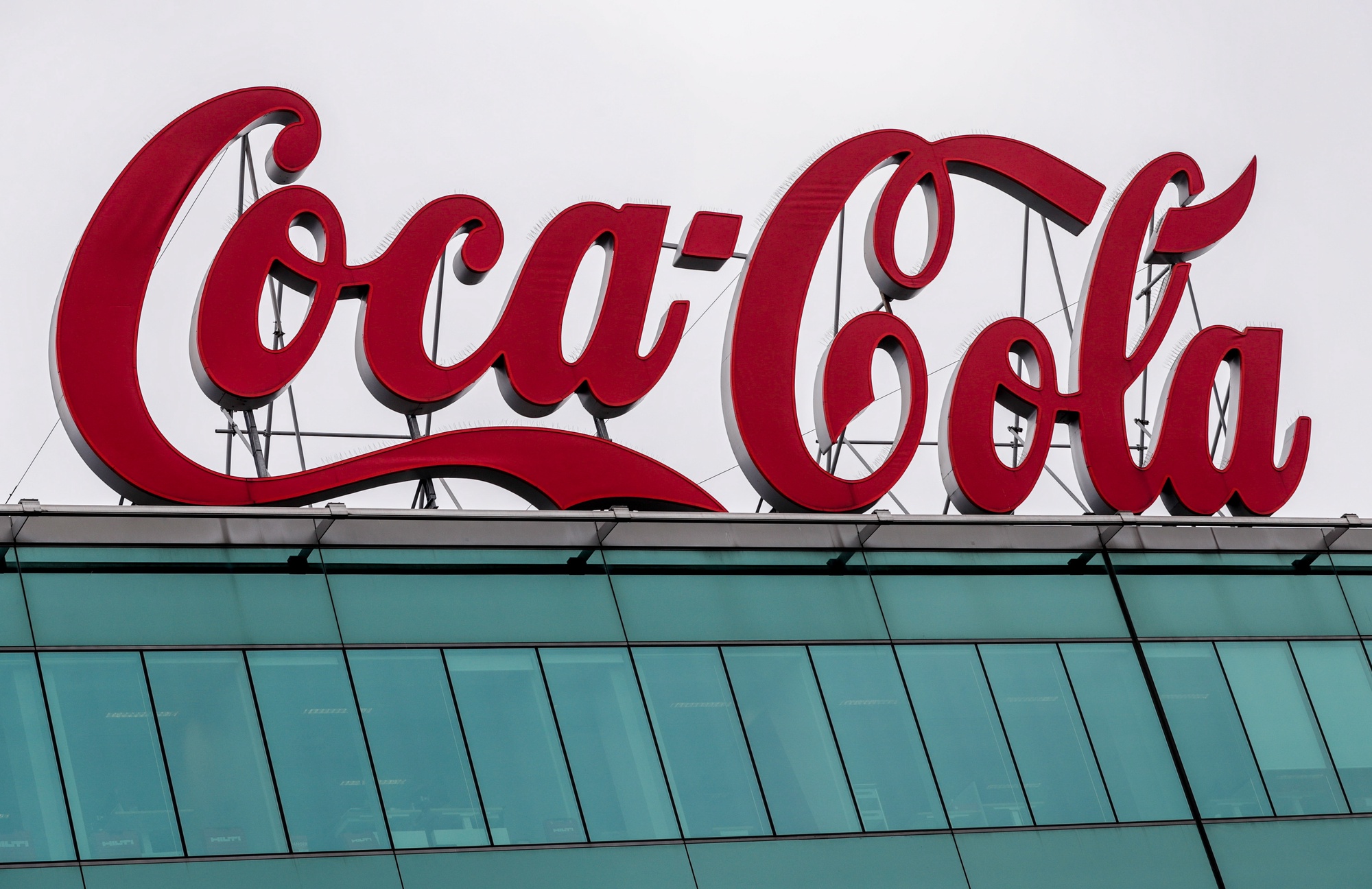 Coca-Cola vai eliminar mais de dois mil postos de trabalho em todo o mundo – Observador