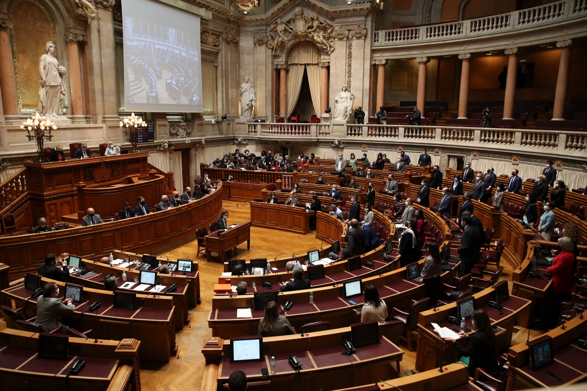 Covid-19. Deputados debatem suspensão por dois anos da caducidade dos contratos coletivos – Observador