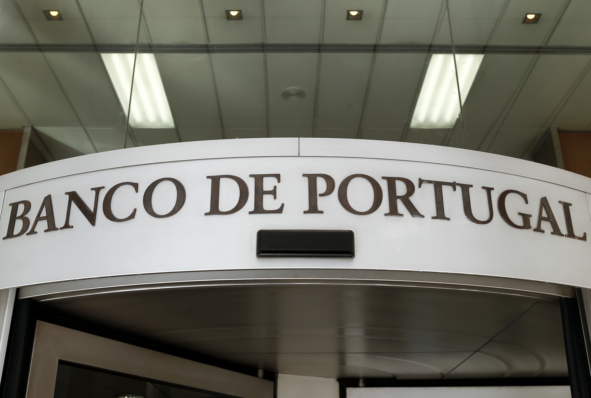 Banco de Portugal alerta para as novas regras nas comissões pela prestação de serviços – Observador