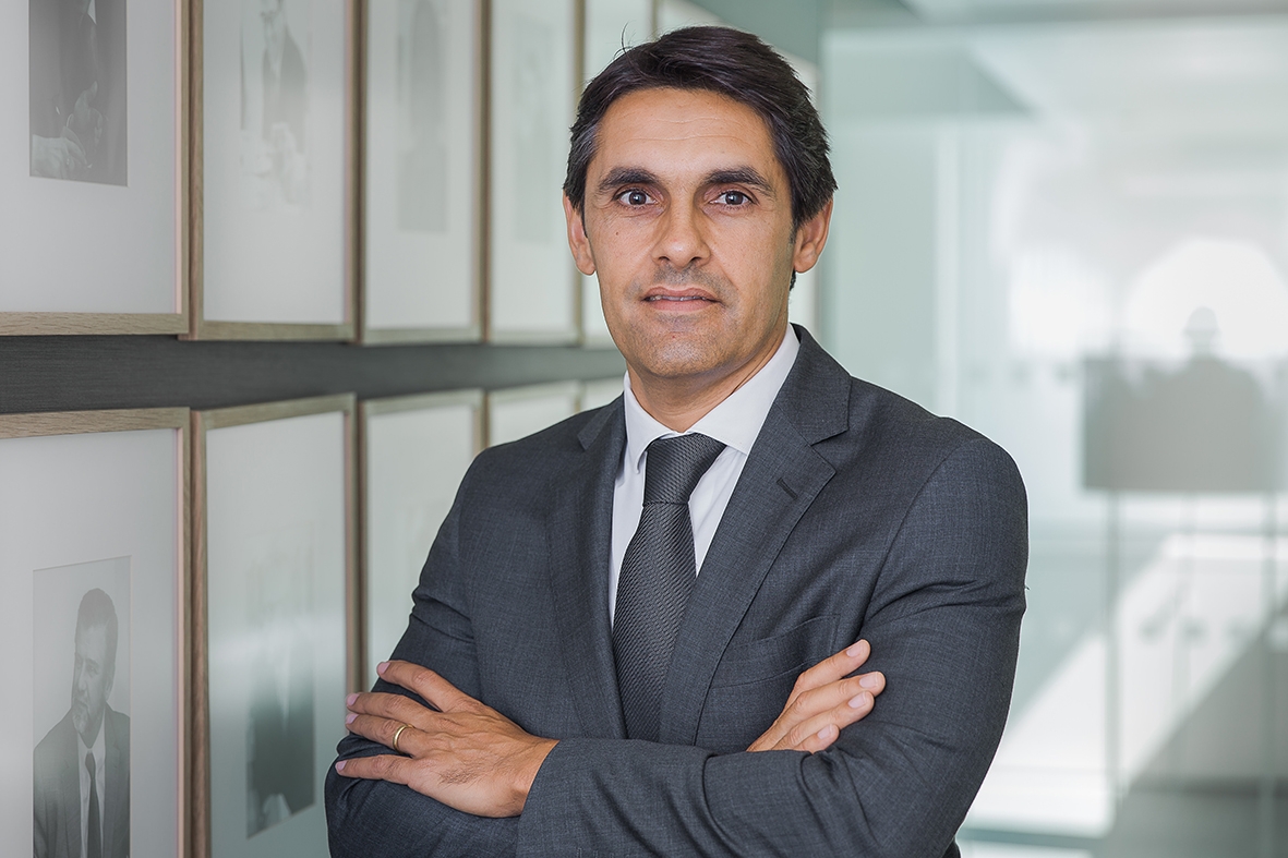 LLYC contrata para as áreas de comunicação corporativa e financeira - Meios & Publicidade