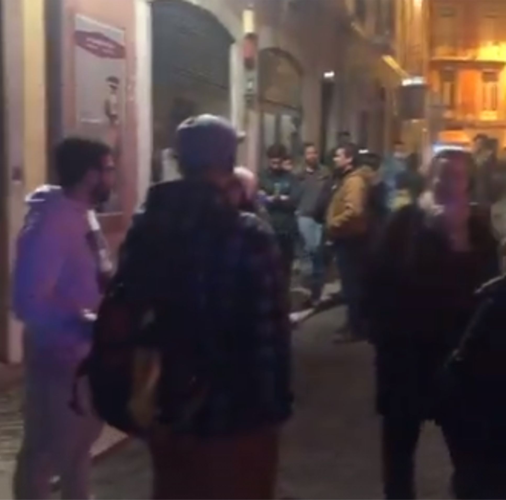 Protesto junta dezenas de pessoas em frente ao restaurante em Lisboa que recusou fechar no confinamento – Observador