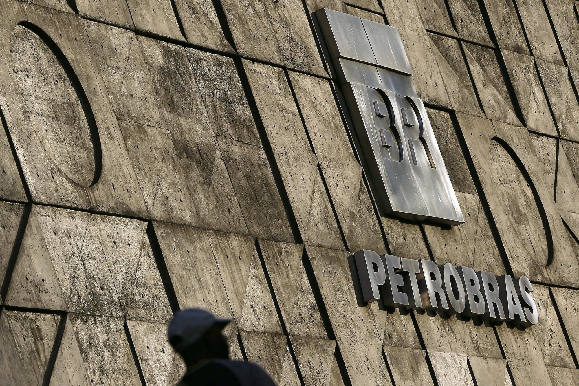 Petrobras vai vender refinaria no Brasil a fundo de investimentos dos Emirados – Observador