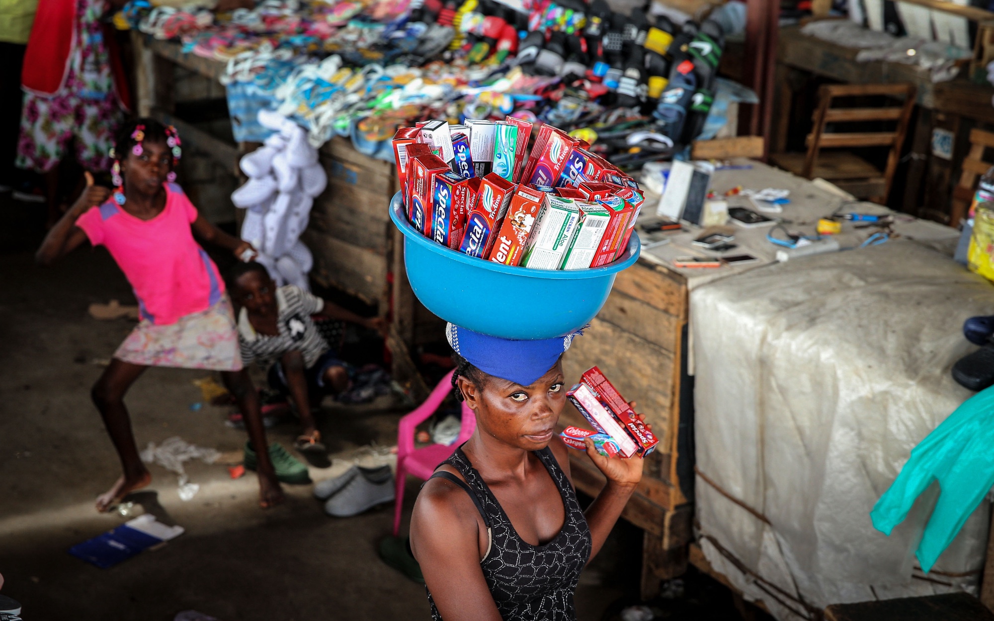 Covid-19. "Zungueiras" em Luanda sem lucros "batalham" apenas para o pão dos filhos