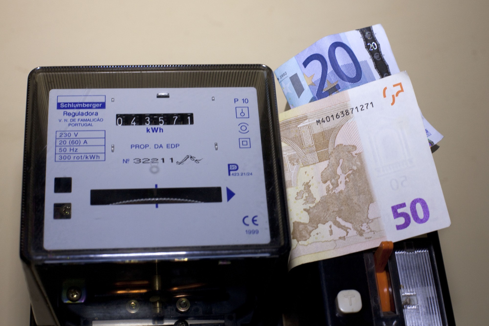 Famílias numerosas podem pedir desconto no IVA da luz a partir desta segunda-feira