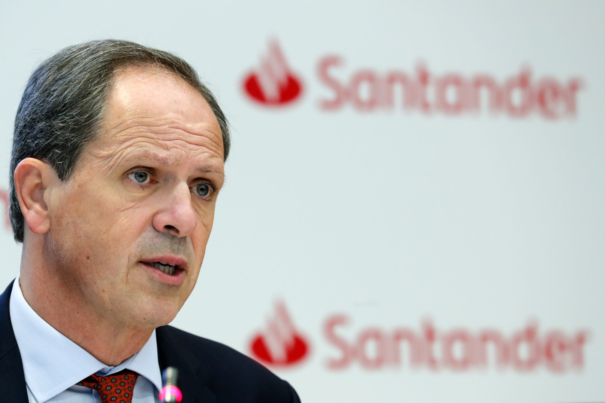 Santander Portugal avança com "rescisões unilaterais", uma "medida de último recurso"