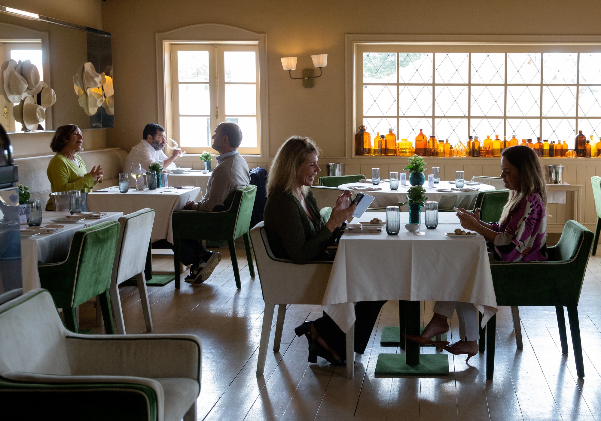 Lojas e restaurantes com quebras de 72% na receita entre janeiro e abril