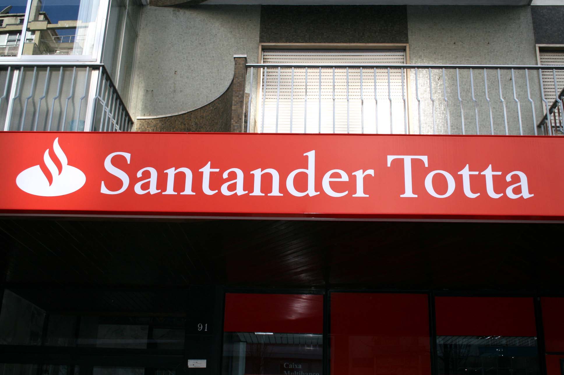 Santander adia "temporariamente" medidas unilaterais e quer evitar despedimento coletivo
